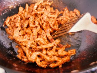 8、京酱肉丝,炒至酱汁浓稠即可。