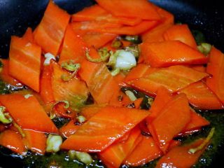 4、胡萝卜炒西兰花,炒出红油。由于胡萝卜是脂溶性食材，所以只有过油才能发挥它的价值。