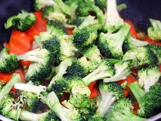 5、胡萝卜炒西兰花,接着才放西兰花。