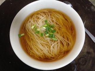 9、懒人料理+快手清汤挂面,面条挑入汤中，上面撒香葱碎