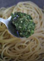 5、青酱意大利面,倒入少许橄榄油稍拌，加入一大勺青酱和一勺面汤拌匀即可食用