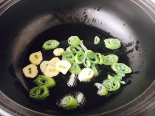 7、低油低盐健康美味下饭菜 牛背筋粉丝煲,大火置砂锅,砂锅热了后放入少许油,放入蒜片和葱花爆香。