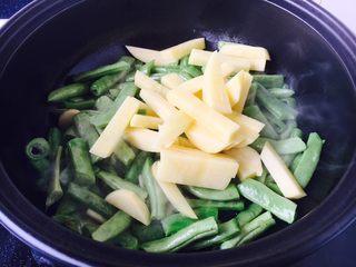 8、低油低盐健康美味下饭菜 牛背筋粉丝煲,改大火,再放入土豆条。