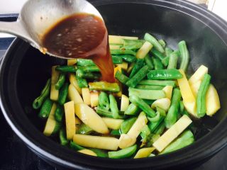 10、低油低盐健康美味下饭菜 牛背筋粉丝煲,放入适量的炖牛背筋的汤,汤与食材齐平即可。