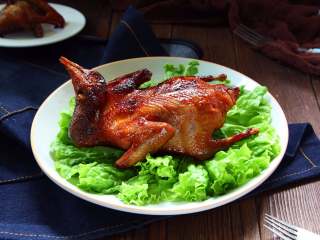 4、奥尔良蜜汁烤乳鸽,好了，开吃吧