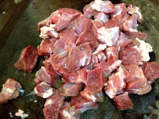 1、麻辣羊肉,小尾羊肉切成1.5cm左右的丁