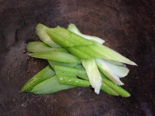 3、麻辣羊肉,芹菜切片