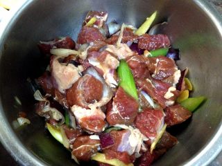 5、麻辣羊肉,用手抓一抓，大约5分钟，抓到调料吸收（料酒要分次加，完全吸收后再加下一次）