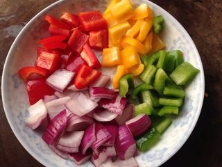 9、麻辣羊肉,各种蔬菜切丁（要比羊肉丁小）