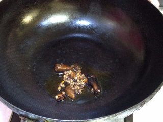 14、麻辣羊肉,锅内加少量底油，小火倒入辣椒和麻椒炒至紫色出香味