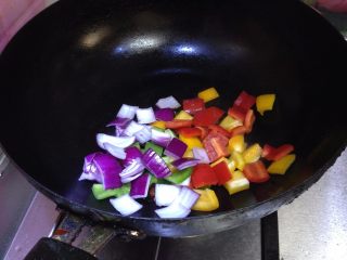 15、麻辣羊肉,倒入蔬菜丁