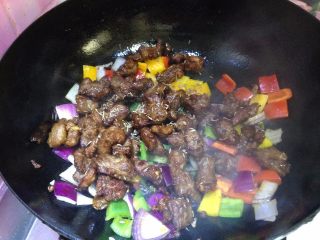 16、麻辣羊肉,转大火迅速倒入羊肉丁，撒入少许孜然粒、烹入少许生抽快速翻炒均匀即可出锅