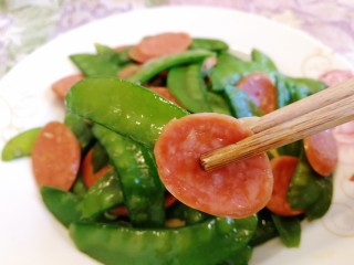 15、荷兰豆炒香肠,脆嫩可口又下饭。