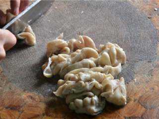 3、红烧肥肠,将煮好的肥肠捞出来，沥干净水分，也切成滚刀块。