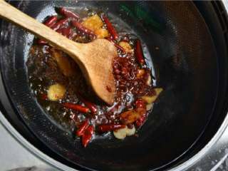 5、红烧肥肠,再仿佛豆瓣酱炒出香味和色泽。