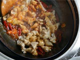 6、红烧肥肠,放入肥肠，煸炒干水分。