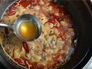 8、红烧肥肠,烧开后撇掉浮沫，调成中小火，然后淋入料酒，去腥增香。