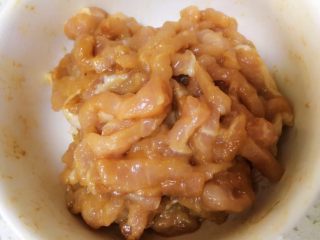 2、香辣豆腐干炒肉丝,加入料酒老抽和淀粉,少许水拌匀码味。