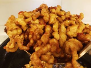 6、香辣豆腐干炒肉丝,放入豆瓣酱一起翻炒,炒香上色。如图。