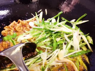 7、香辣豆腐干炒肉丝,放入辣椒丝嫩姜丝和蒜片干花椒。