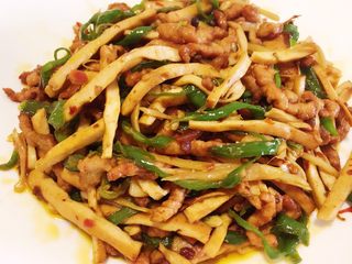 13、香辣豆腐干炒肉丝,出锅了,下饭菜!餐厅灯光下拍的。