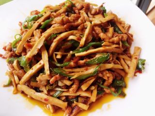 14、香辣豆腐干炒肉丝,拿到阳台上拍一张,然后开饭咯!