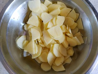 1、西红柿青椒土豆片,土豆去皮，切片，用清水洗去淀粉