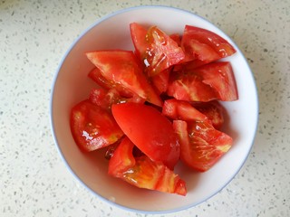 2、西红柿青椒土豆片,西红柿切小块