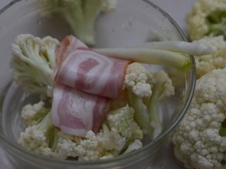 1、孜然花菜，比肉还好吃！,准备材料，培根可以不用，可以换成五花肉，因为做其它菜，就剩下一片了。