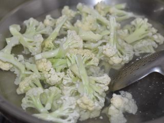 4、孜然花菜，比肉还好吃！,坐锅烧水，将花菜焯水。