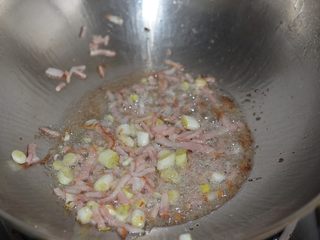 5、孜然花菜，比肉还好吃！,另起一锅倒油炒培根和葱段，这个菜还可以放些大蒜碎。