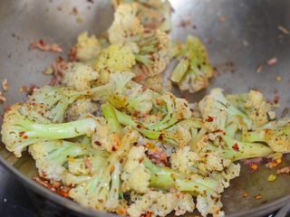 11、孜然花菜，比肉还好吃！,放一点儿糖，拌炒均匀，出锅即可。