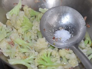 8、孜然花菜，比肉还好吃！,加盐