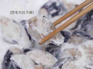 7、地三鲜,挤去汤汁，加入干淀粉搅拌均匀，让茄子都能够均匀沾满干淀粉；