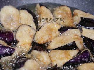 8、地三鲜,把茄子下入油锅炸至金黄，捞出沥油；