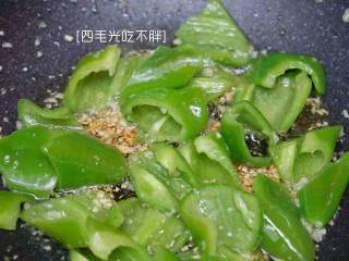 10、地三鲜,下尖椒块翻炒至8成熟；