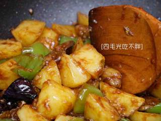 13、地三鲜,快速翻炒均匀，让每个食材都均匀裹上汤汁即可出锅。