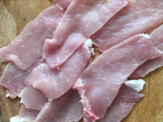 1、糖醋“排骨”【一口一个超级过瘾】,做这道菜选的猪肉很重要，最好选猪里脊，因为猪里脊卖完了，所以选了外里脊，把猪肉洗干净，切薄片