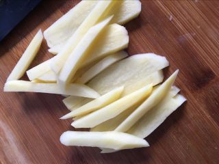 3、糖醋“排骨”【一口一个超级过瘾】,把土豆切成条