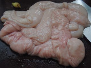 1、油爆肥肠,大肠买回,用水冲洗一遍,加入盐揉搓掉表面的粘液冲洗干净。翻过来摘掉肠油里的淋巴结,把生粉倒入揉搓3分钟,,用水彻底冲洗干净