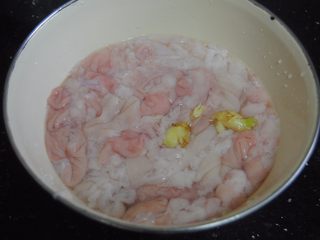 2、油爆肥肠,用刀切成2CM长度的小段