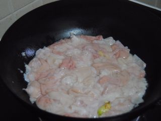 3、油爆肥肠,开火倒入锅内,加入姜片,翻炒出大部分水分