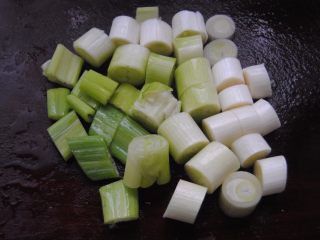 4、油爆肥肠,大葱切小段