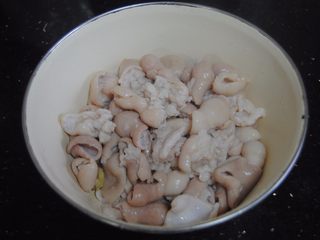 5、油爆肥肠,大肠翻炒至缩卷成型后铲出