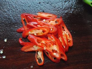 6、油爆肥肠,辣椒切丝