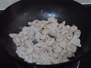 8、油爆肥肠,倒入适量的食用油,倒入肥肠