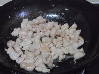 9、油爆肥肠,不断翻炒至肥肠出油变稍干