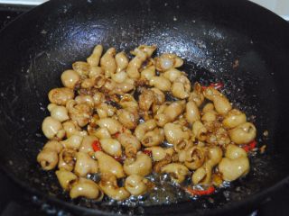 11、油爆肥肠,大肠变干后加入酱油,蚝油,盐翻炒均匀