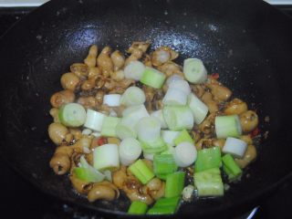 12、油爆肥肠,倒入大葱翻炒至大葱变软即可出锅