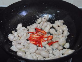 10、油爆肥肠,加入辣椒丝,胡椒粉翻炒一分钟